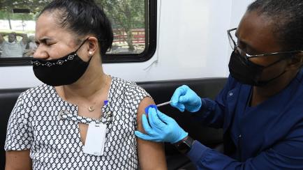 Una mujer recibe una dosis de vacuna frente al covid en Orlando (EEUU).