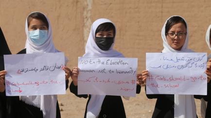 Un grupo de mujeres se manifiesta en Afganistán pidiendo continuar con su educación.