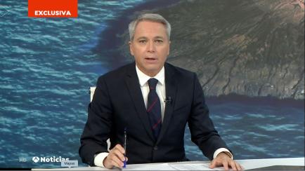 Vicente Vallés en el plató de Antena 3.
