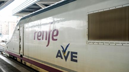 Unidad de AVE de Renfe saliendo de la estación de Atocha en Madrid.