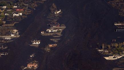 Las coladas de lava sepultan varias casas en la isla de La Palma