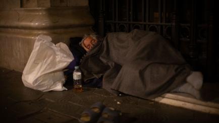Un hombre duerme en las calles de Barcelona.