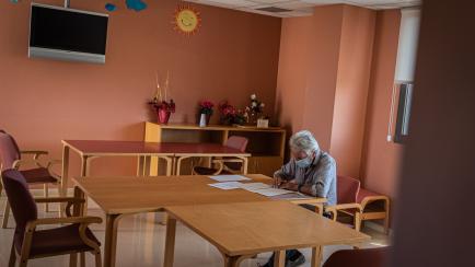 Una mujer con demencia, en una residencia de ancianos en Palamós (Girona), en mayo de 2020.