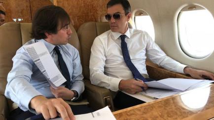 Pedro Sánchez y José Manuel Albares, en un Falcon, en una imagen de archivo.