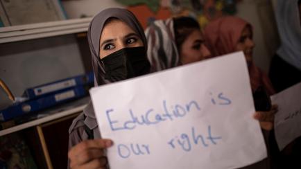 Mujeres y profesoras piden dentro de un aula, en una escuela privada de Kabul, que se mantenga la educación para las mujeres, el pasado 5 de octubre. 