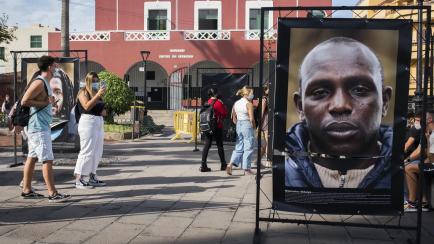 Imagen de la exposición tras sufrir el acto vandálico, en el Puerto de la Cruz, Tenerife.