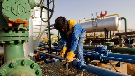 Un trabajador en el campo de gas de Zarzaitine, a 1.600 kilómetros al sureste de Argel