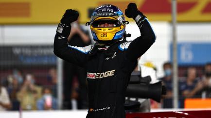 Alonso celebra su tercer puesto.