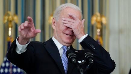 Joe Biden se tapa los ojos bromeando con la prensa, el pasado 6 de noviembre, en la Casa Blanca.