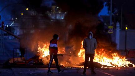Protestantes frente a una barricada en la huelga del metal de Cádiz.