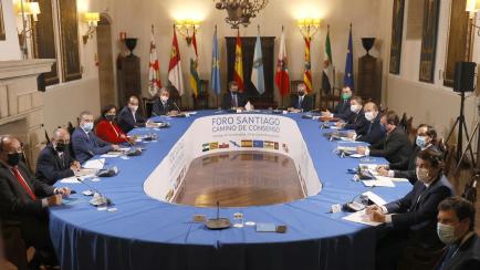 El presidente de la Xunta, Alberto Núñez Feijó (c) preside la reunión con otros siete presidentes autonómicos
