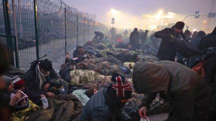 Migrantes de Oriente Medio, concentrados en el control fronterizo de Kuznitsa, en la frontera de Bielorrusia con Polonia, el pasado 15 de noviembre. 