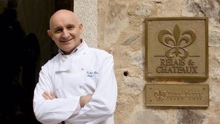 El cocinero extremeño Toño Pérez, chef de Atrio, al ser premiado por la Academia Internacional de Gastronomía, en una imagen de archivo.