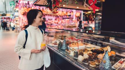Una mujer visita los stands navideños en un supermercado.