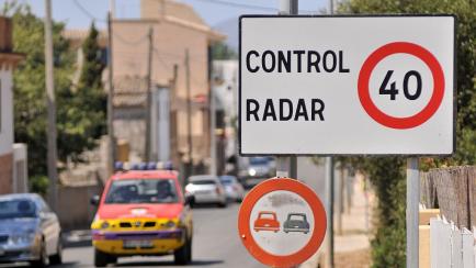 Una señal avisa de la proximidad de un radar.