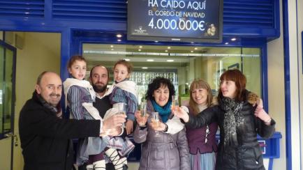 Leire Garai, segunda por la derecha, celebra con su familia haber repartid el Gordo en Mondragón.