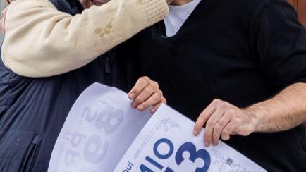 José Ruiz administrador junto a su padre, anterior propietario de la administración de loteria que ha dado un quinto premio en Santa Ponsa (Mallorca).