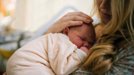 Una madre sostiene a su bebé. 