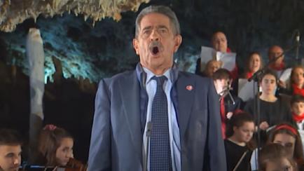 Miguel Ángel Revilla interpreta un villancico