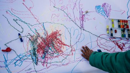 Mural decorado por niños pequeños en un centro de Madrid