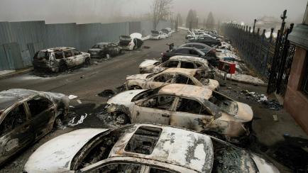 Decenas de coches quemados por las protestas en el país