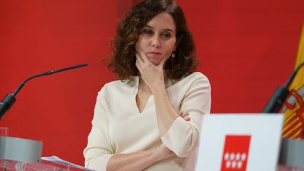 Isabel Díaz Ayuso, presidenta de la Comunidad de Madrid, con la mano en el mentón.