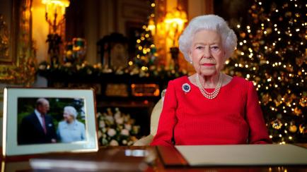 En esta foto sin fecha proveída el 23 de diciembre del 2021, la reina Isabel II de Gran Bretaña graba su mensaje anual de Navidad en el Castillo de Windsor, Iglaterra. (Victoria Jones/Pool vía AP)