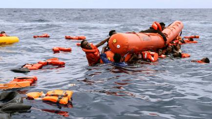 Un grupo de migrantes se aferra a su lancha mientras los rescata el buque Sea Watch-3, el pasado octubre, a unas 35 millas de Libia. 