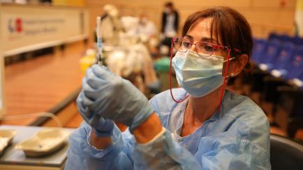 Una sanitaria prepara una vacuna en el Gregorio Marañón de Madrid, en agosto pasado. 