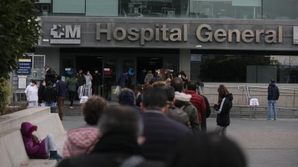 Interminables colas de ciudadanos a las puertas de centros de salud por toda España