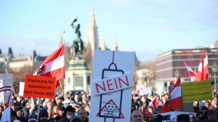 Manifestantes sostienen pancartas contra la vacunación este mes en Viena.