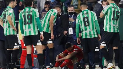 El centrocampista del Sevilla Joan Jordán tras recibir el impacto de un palo tirado desde la grada.