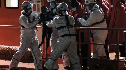 Salvamento Marítimo traslada a Arguineguín a 57 migrantes rescatados en el mar, el pasado 10  de enero. 