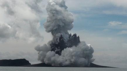 La erupción del volcán submarino Hunga Tonga-Hunga Ha'apai, en Tonga.