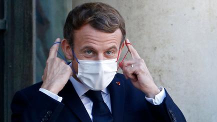 Emmanuel Macron procede a quitarse la mascarilla para hablar