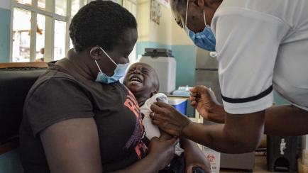 Un niño recibe la vacuna contra la malaria en Kenia.