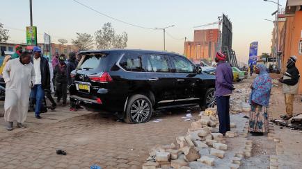 Un coche de la comitiva presidencial que fue tiroteado en Burkina Faso.