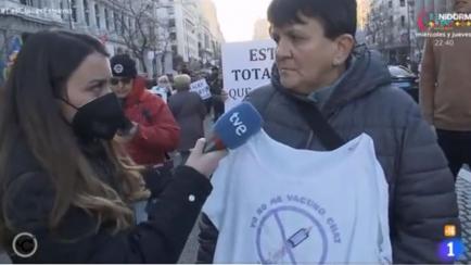 El momento de la reportera con la mujer.