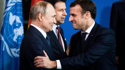 Vladimir Putin y Emmanuel Macron se saludan en enero de 2020 en una conferencia sobre Libia celebrada en Berlín.