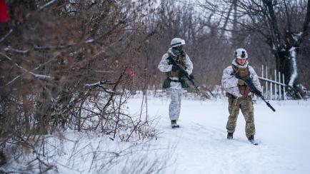 Militares ucranianos en una zona fronteriza con Rusia.
