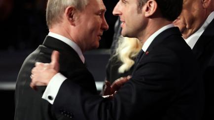 Putin y Macron se saludan en un acto en recuerdo del Holocausto