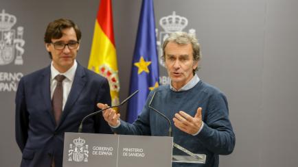 El por aquel entonces ministro de Sanidad, Salvador Illa, y el director del CCAES, Fernando Simón, en una rueda de prensa al comienzo de la pandemia.