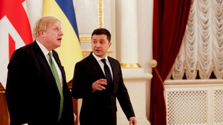 Boris Johnson, recibido por el presidente ucraniano Volodímir Zelenski en el Palacio Presidencial de Kiev