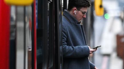 Un pasajero se baja de un bus en Londres sin mascarilla