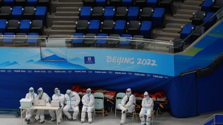 Personal sanitario con EPI, en uno de los estadios olímpicos de Pekín, China, el 3 de febrero de 2022, un día antes de la ceremonia inaugural de los JJOO.