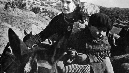Unos niños escapan de Málaga, en febrero de 1937.