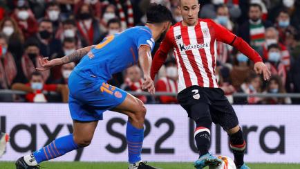 El centrocampista del Athletic de Bilbao Alejandro Berenguer pelea un balón con el defensa del Valencia Omar Alderete, durante el partido de ida de semifinales de la Copa del Rey.