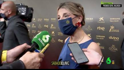 Yolanda Díaz atiende a los medios en la alfombra roja de los Goya 2022.