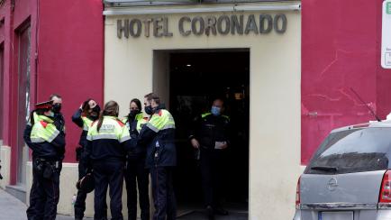 Las fuerzas del orden, a las puertas del hotel de Barcelona en el que se registró el incendio.