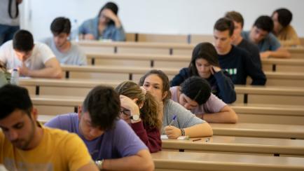 Un grupo de estudiantes se somete al examen de Selectividad en 2019, en la Universidad de Sevilla. 